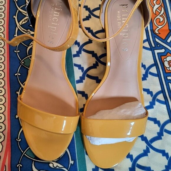 Sandals - Picture 1 of 5